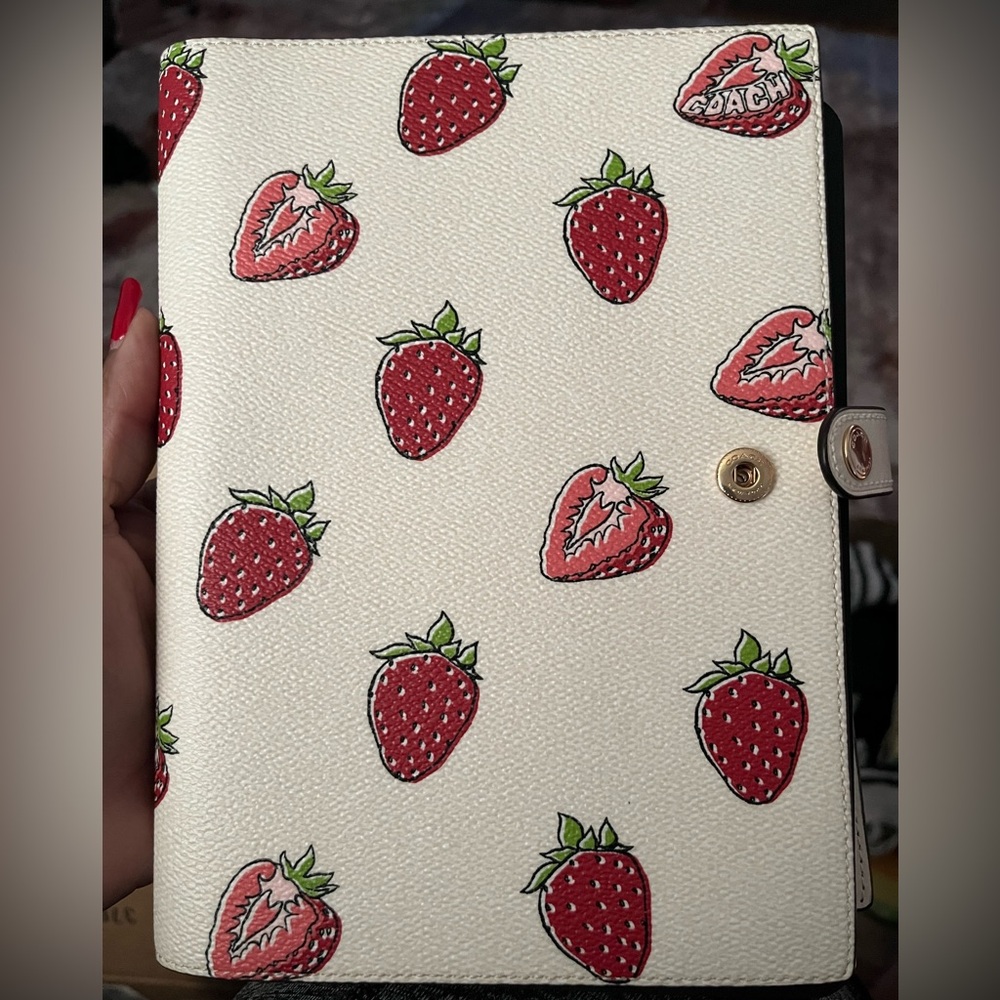 NWT！COACH NOTEBOOK WITH STRAWBERRY PRINT (COACH CAO44)